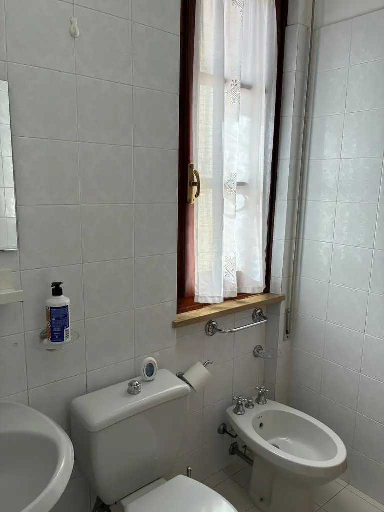 Il bagno con la doccia: la finestra e i sanitari
