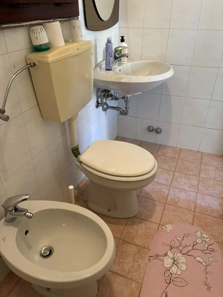 Il bagno esterno con lavabo e sanitari