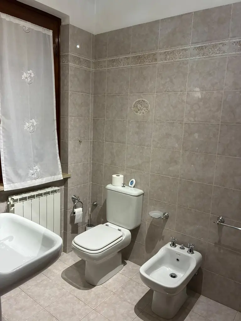 I sanitari del bagno principale accanto alla finestra