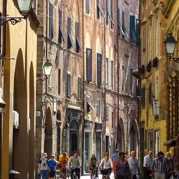 Una via del centro storico di Lucca