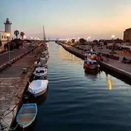 Il canale di Viareggio con il faro
