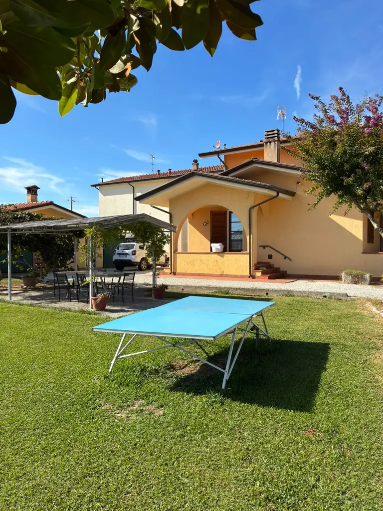 Il tavolo da ping pong sul prato davanti alla villa