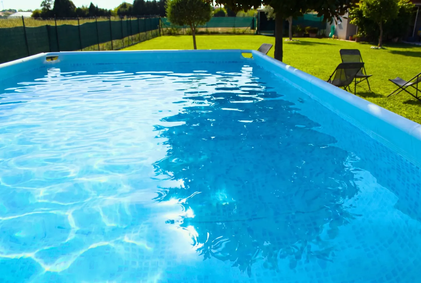 La piscina di Lemon Villa sul grande prato, con le sdraio all'ombra degli alberi