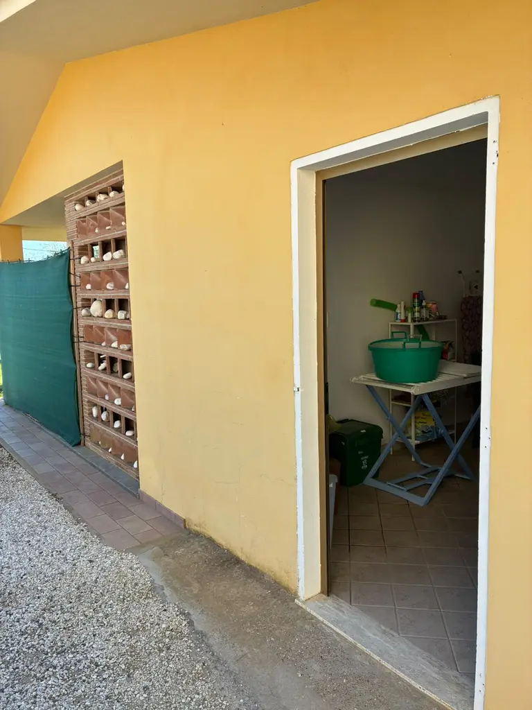 L'ingresso della lavanderia dall'esterno della villa