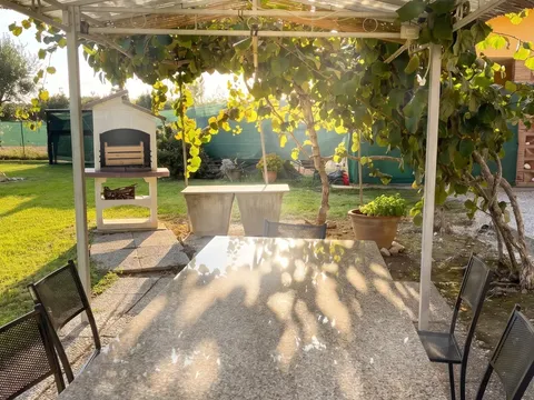 Il pergolato nel giardino con la luce del pomeriggio sul tavolo