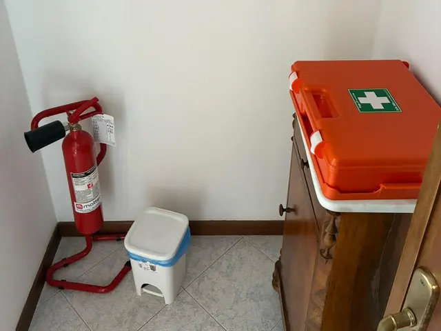L'estintore e la valigetta arancione di primo soccorso nella villa